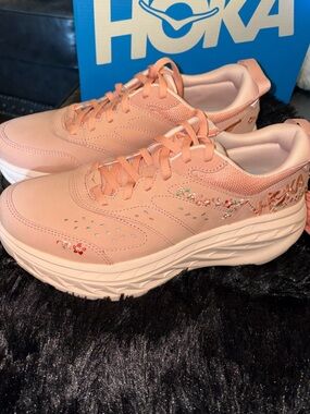 Hoka One One Bondi Size 9 Women’s Dry Clay Leather Embroidery-only tried on